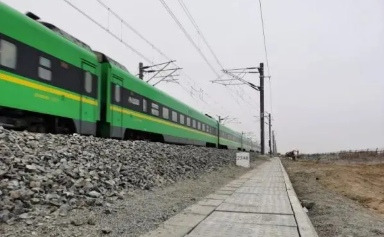 新疆普速铁路首设电缆槽